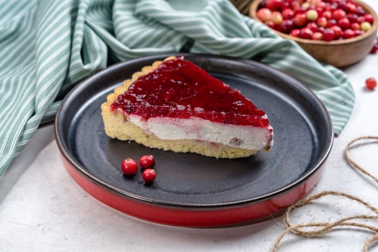 Брусничный пирог с прослойкой из маскарпоне