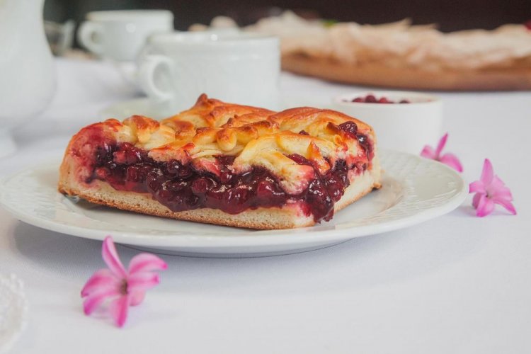 Брусничный пирог на майонезе