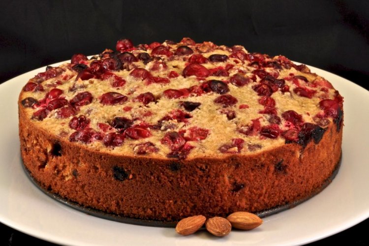 Пирог с брусникой и вишней