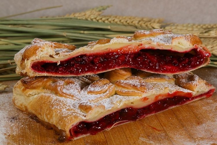 Закрытый пирог с брусникой