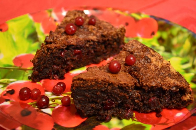 Шоколадный пирог с брусникой