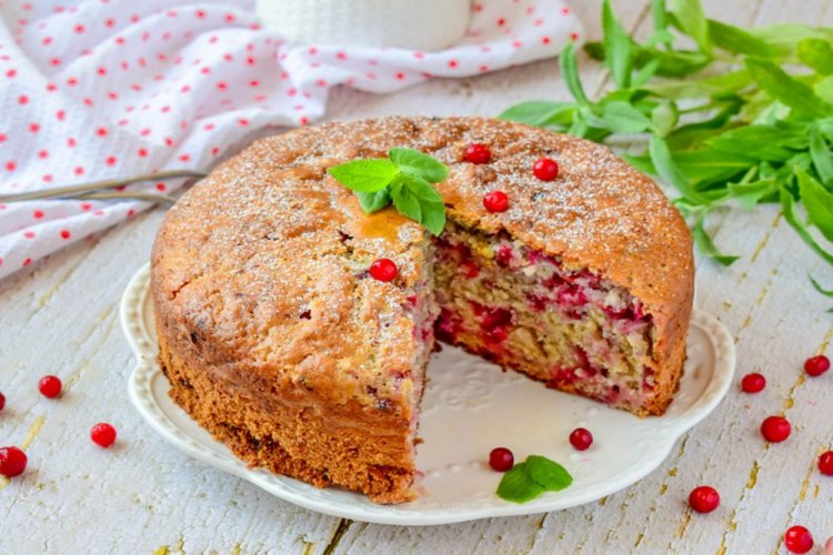 Постный пирог с брусникой и корицей