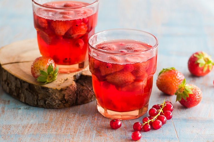 Компот из клубники, малины и смородины на зиму