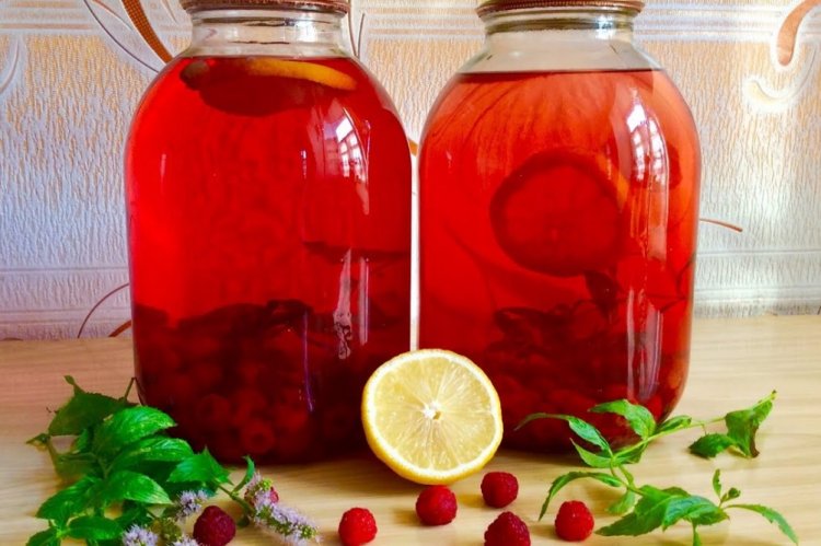 Компот из малины и смородины с лимоном