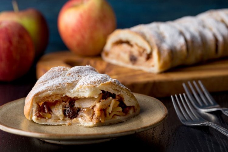 Яблочный штрудель из дрожжевого слоеного теста