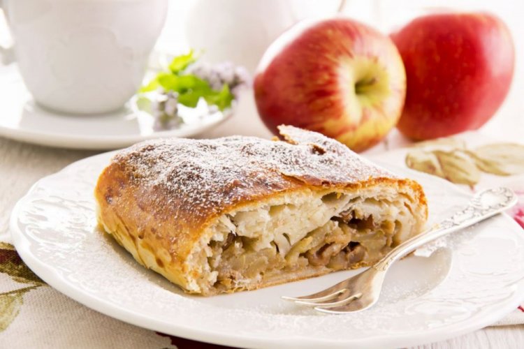 Нежный штрудель с яблоками из слоеного теста