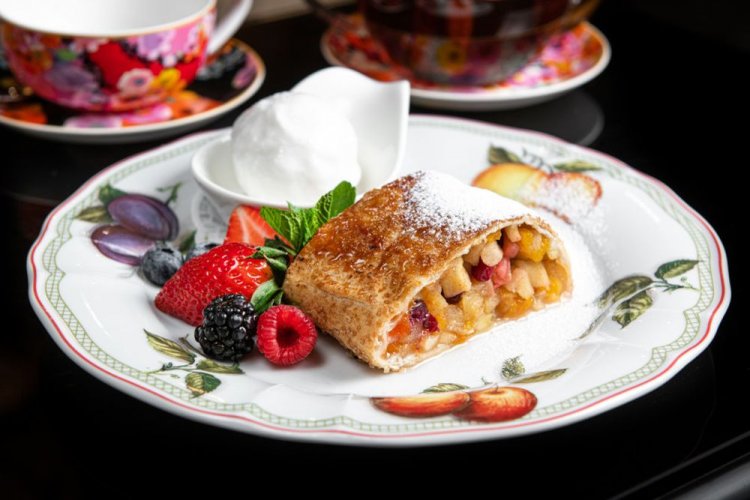 Штрудель с яблоками и ягодами из слоеного теста