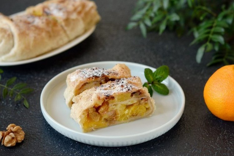 Штрудель с яблоками и апельсином из слоеного теста