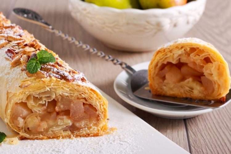 Ванильный штрудель с яблоками и изюмом из слоеного теста