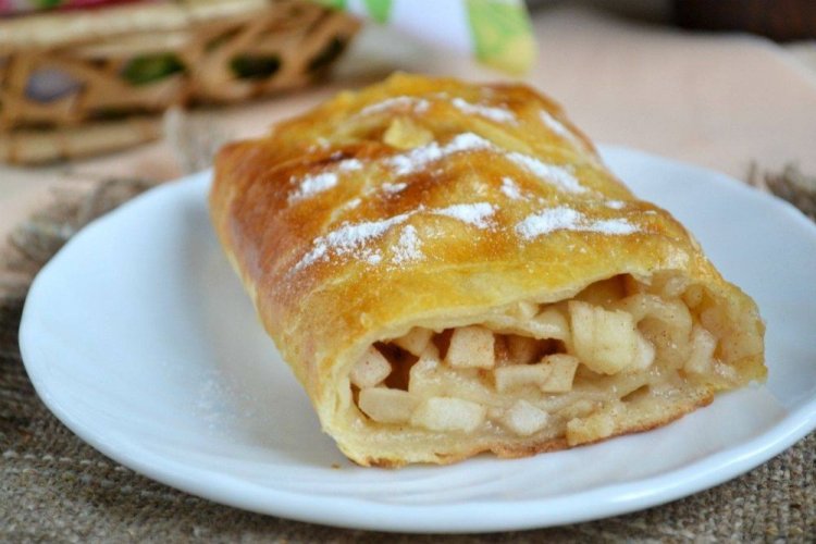 Хрустящий яблочный штрудель из слоеного теста