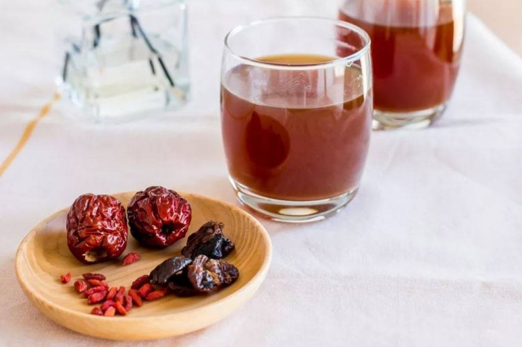 Компот из чернослива, фиников и изюма с корицей