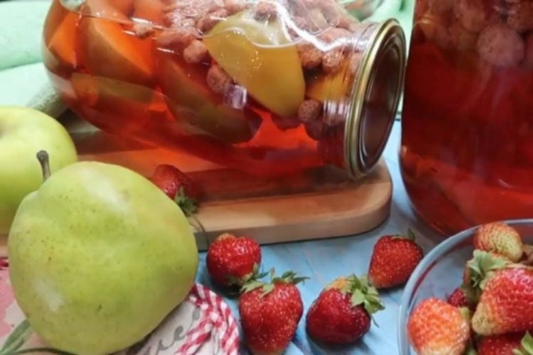 Компот из земляники и яблок на зиму