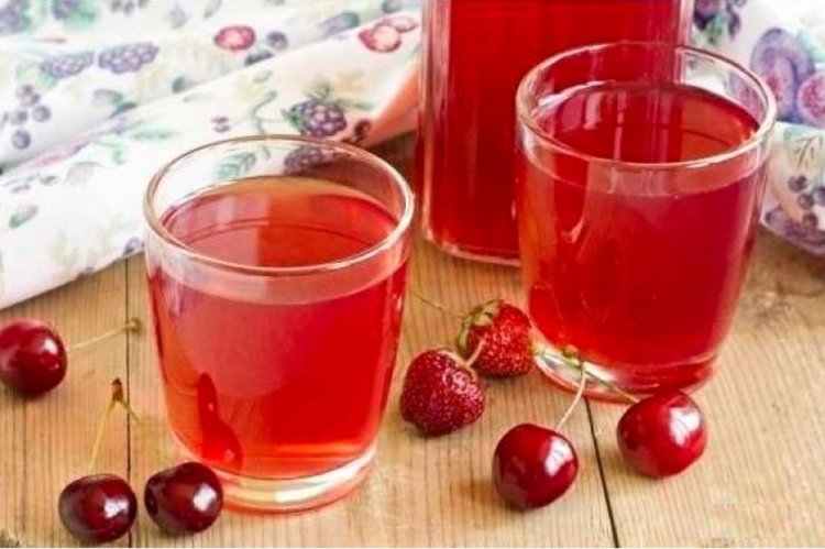 Компот из земляники и вишни