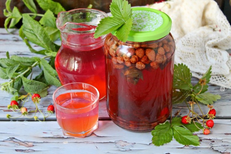 Летний компот из земляники с мятой