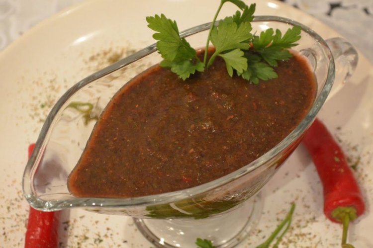 Соус из ирги с чесноком и зеленью