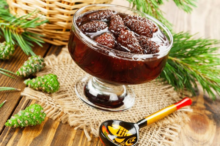 Джем из жимолости и сосновых шишек
