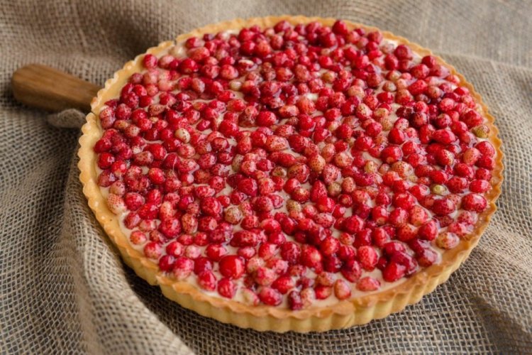 Пирог с земляникой и заварным кремом