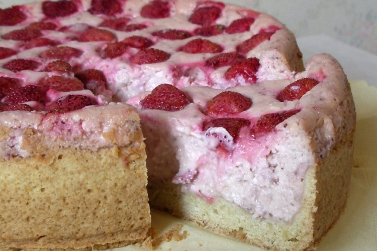 Пирог с земляникой и творогом