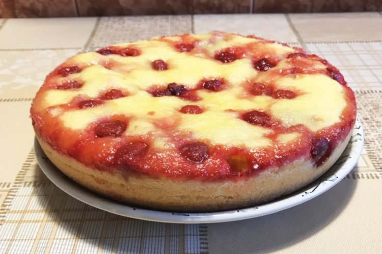 Пирог с земляникой и манкой