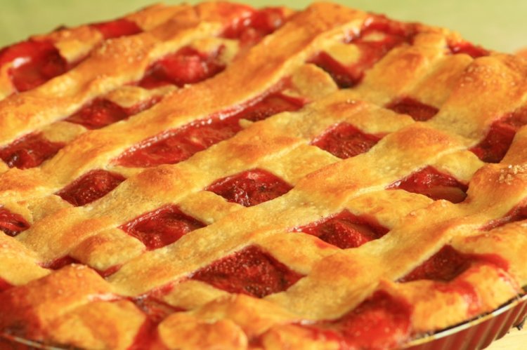 Слоеный пирог с земляникой