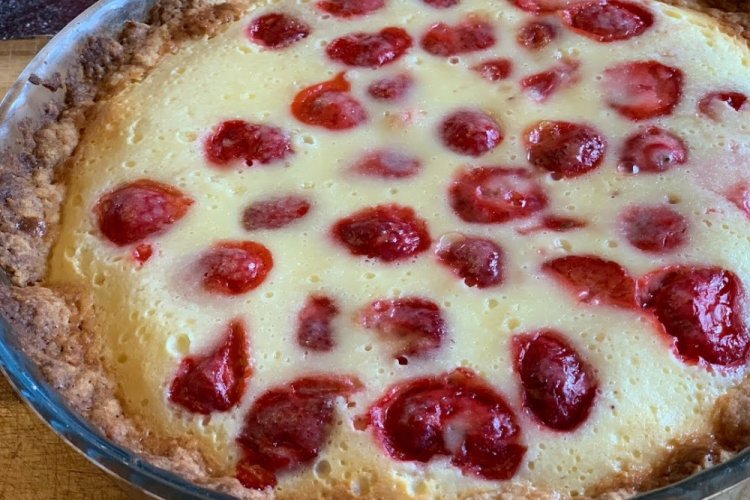 Пирог с земляникой и сметанной заливкой