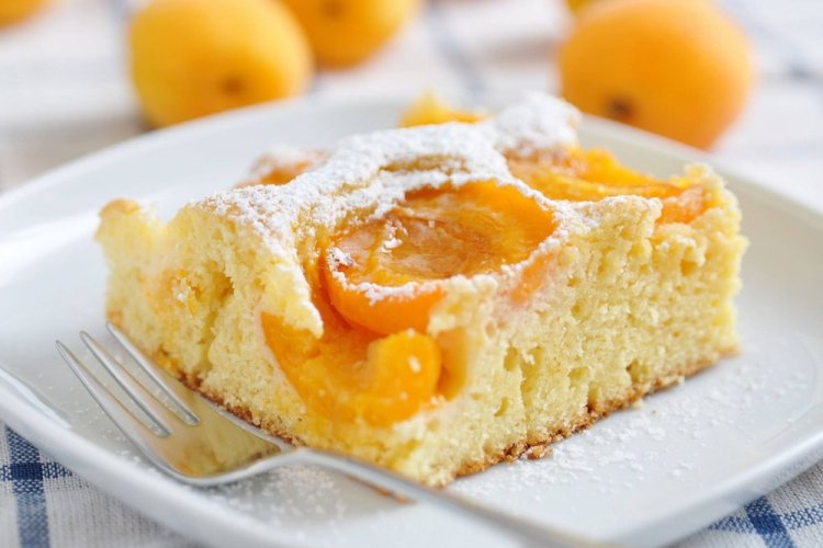 Шарлотка с персиками на йогурте