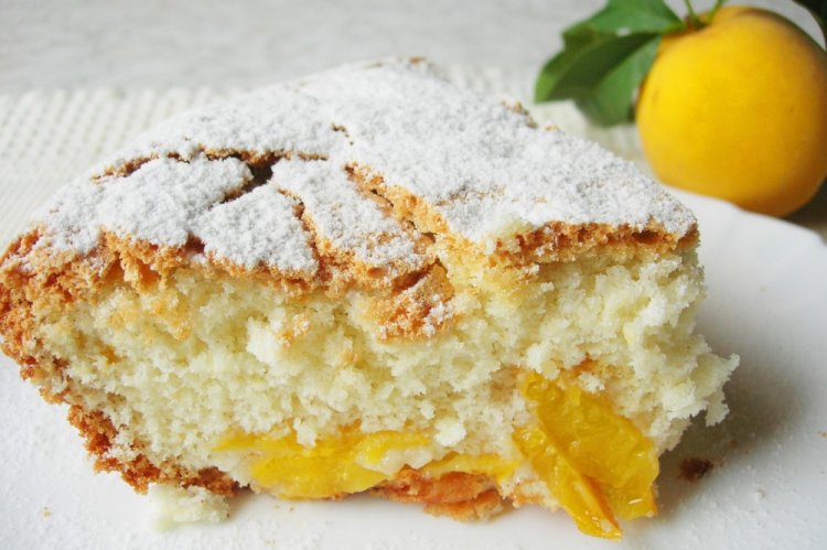 Шарлотка с персиками на молоке