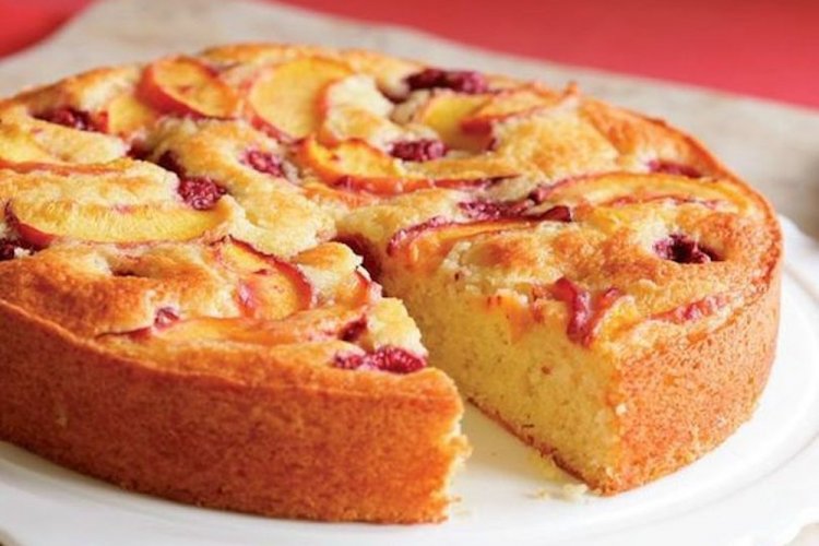 Шарлотка с персиками и малиной