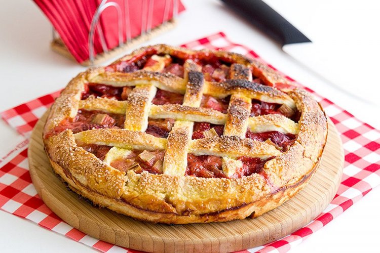 Пирог с ревенем из готового слоеного теста