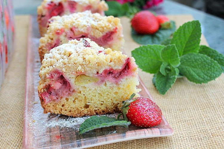 Воздушный пирог с ревенем и клубникой