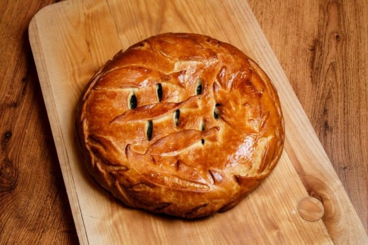 Дрожжевой пирог с ревенем без яиц и молока