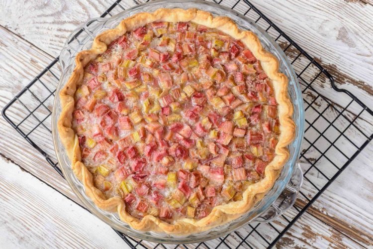 Песочный пирог с ревенем и корицей