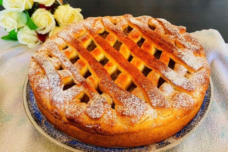 Сдобный пирог с ревенем и малиной