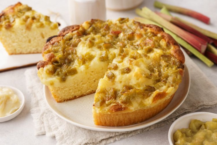 Пирог с заварным кремом и ревенем