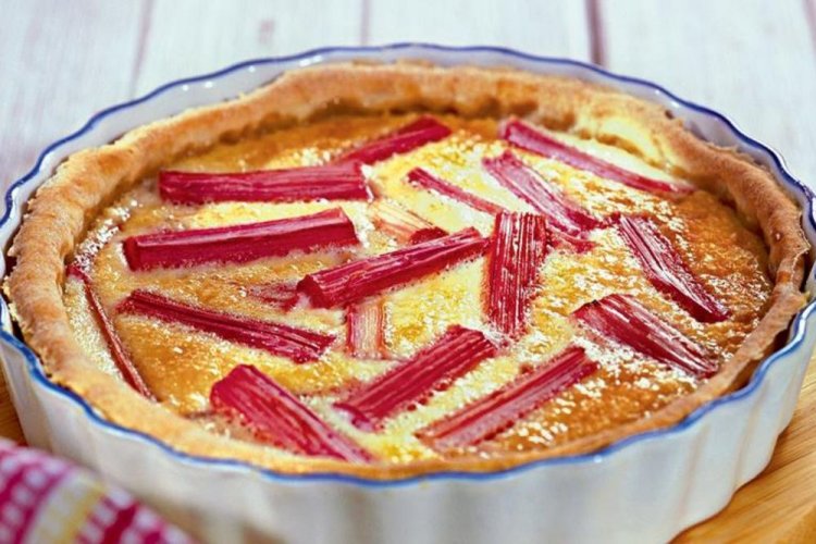 Песочный пирог со сметанной заливкой и ревенем