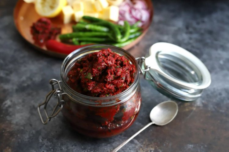 Чатни из базилика, свеклы и помидоров