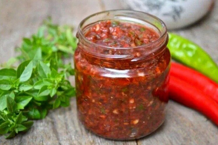 Аджика с острым перцем, помидорами и базиликом