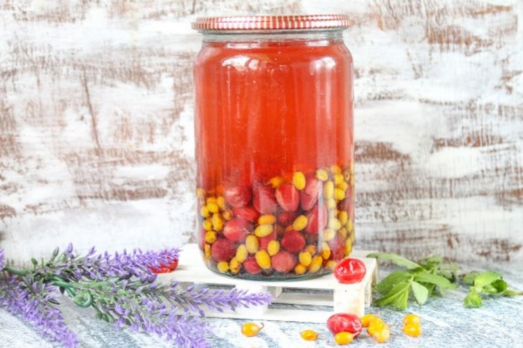 Компот из облепихи с кизилом на зиму