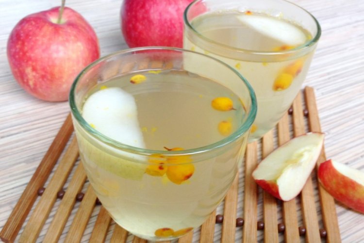 Летний компот из облепихи и яблок