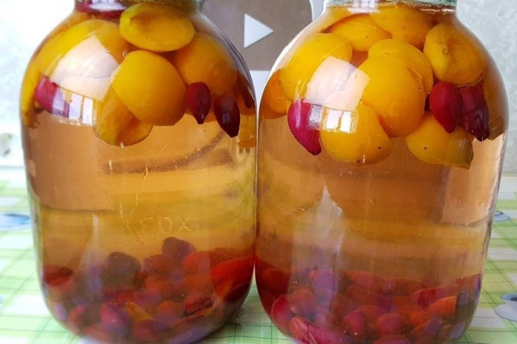 Компот из кизила и абрикосов с ванилью