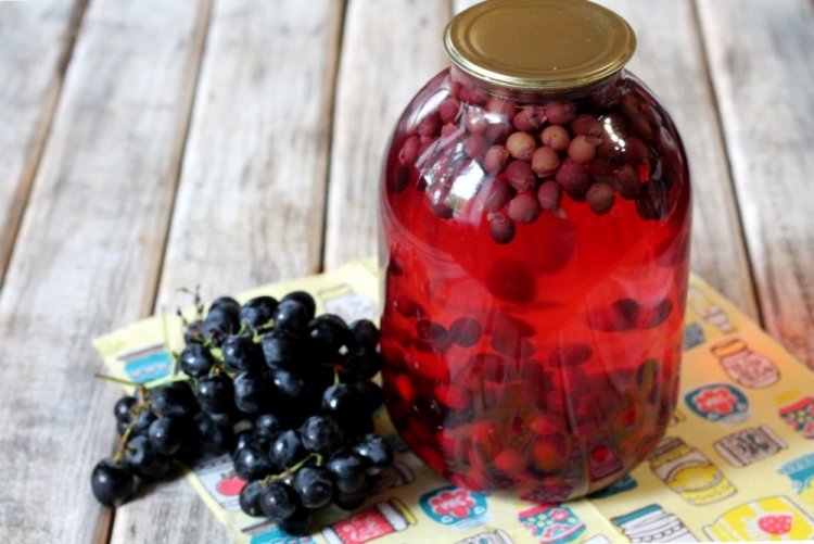 Компот из кизила и винограда на зиму