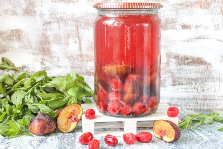 Компот из кизила с инжиром