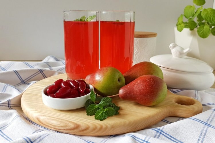 Летний компот из кизила с грушей и мятой