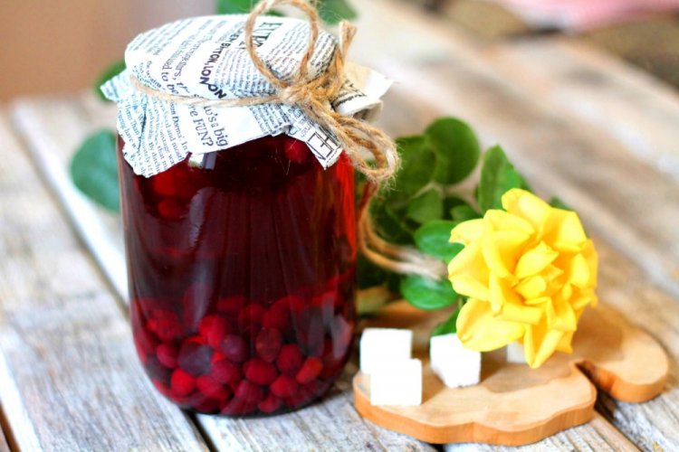 Компот из кизила и клубники