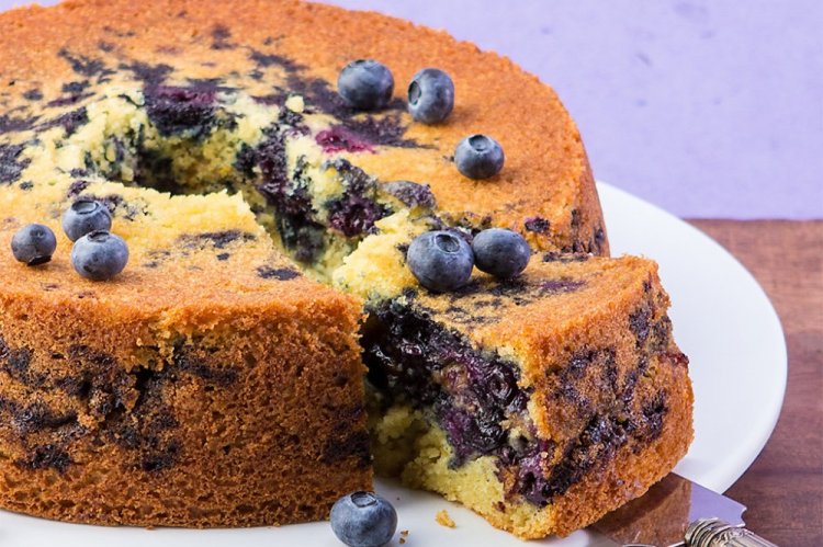 Постный заливной пирог с черникой