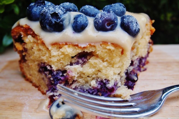 Заливной пирог с черникой на молоке