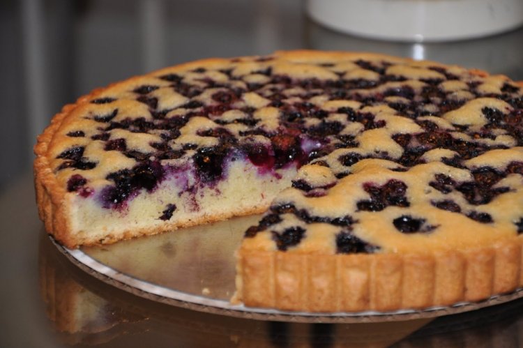 Заливной пирог на манке с черникой