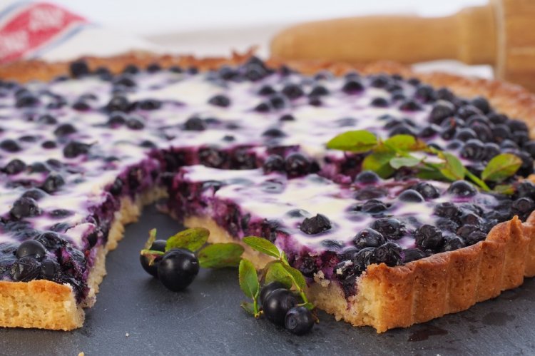 Пирог с черникой и сметанной заливкой