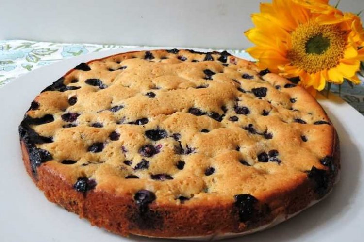 Заливной пирог на растительном масле с черникой