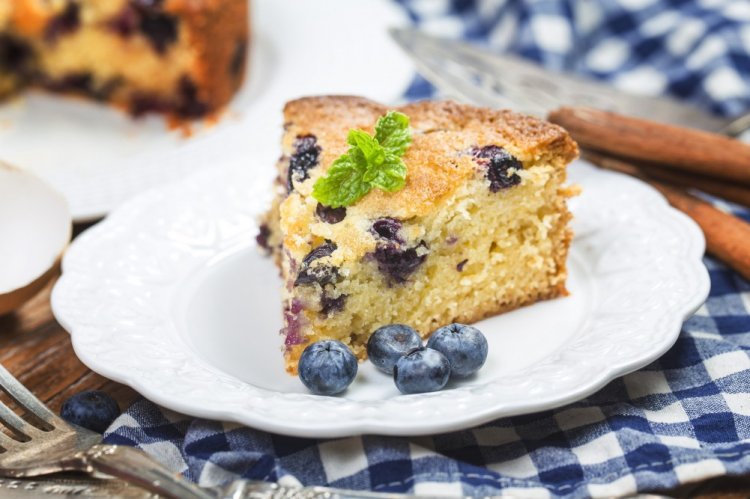 Заливной пирог с черникой на рисовой муке